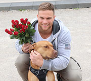 "Der Bachelor" Sebastian Preuss im Tierheim M&uuml;nchen mit Hund "Chopper" (&copy;Foto: Martin Schmitz)